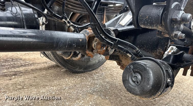 image for item NU9667 2015 Peterbilt 337 truck cab and chassis