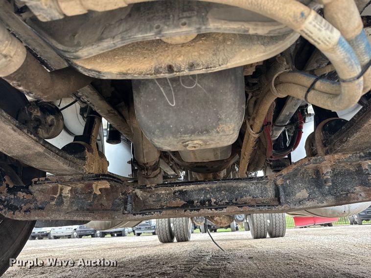 image for item NU9667 2015 Peterbilt 337 truck cab and chassis