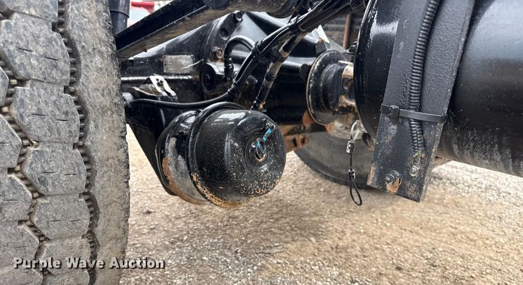 image for item NU9667 2015 Peterbilt 337 truck cab and chassis