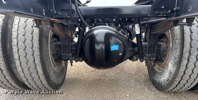 image for item NU9667 2015 Peterbilt 337 truck cab and chassis