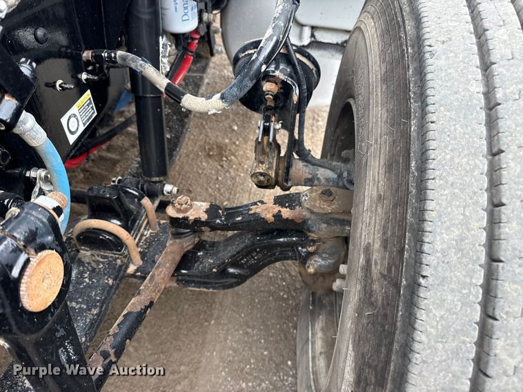 image for item NU9667 2015 Peterbilt 337 truck cab and chassis