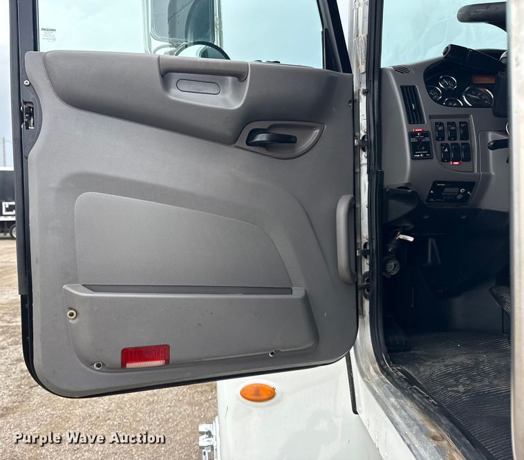 image for item NU9667 2015 Peterbilt 337 truck cab and chassis