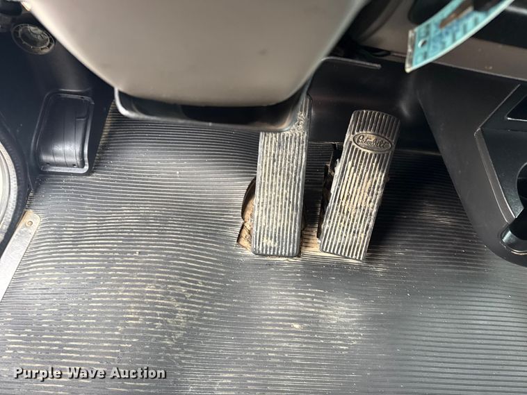 image for item NU9667 2015 Peterbilt 337 truck cab and chassis