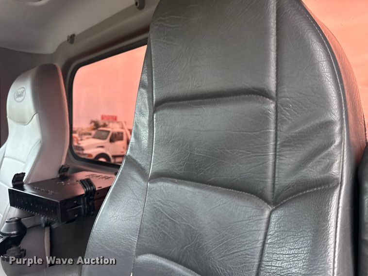 image for item NU9667 2015 Peterbilt 337 truck cab and chassis