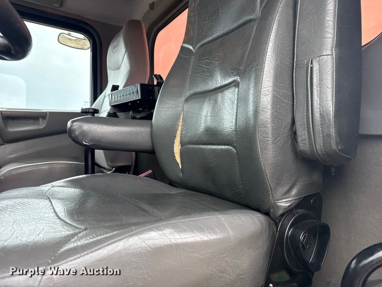 image for item NU9667 2015 Peterbilt 337 truck cab and chassis