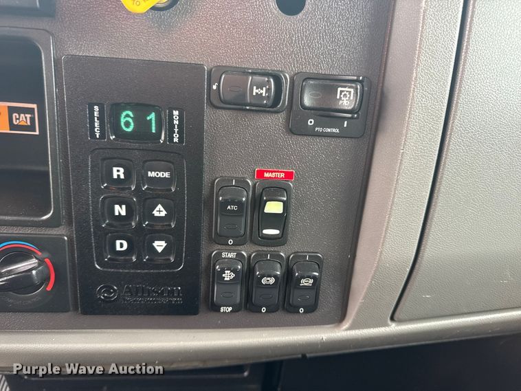 image for item NU9667 2015 Peterbilt 337 truck cab and chassis