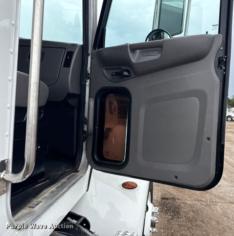 image for item NU9667 2015 Peterbilt 337 truck cab and chassis