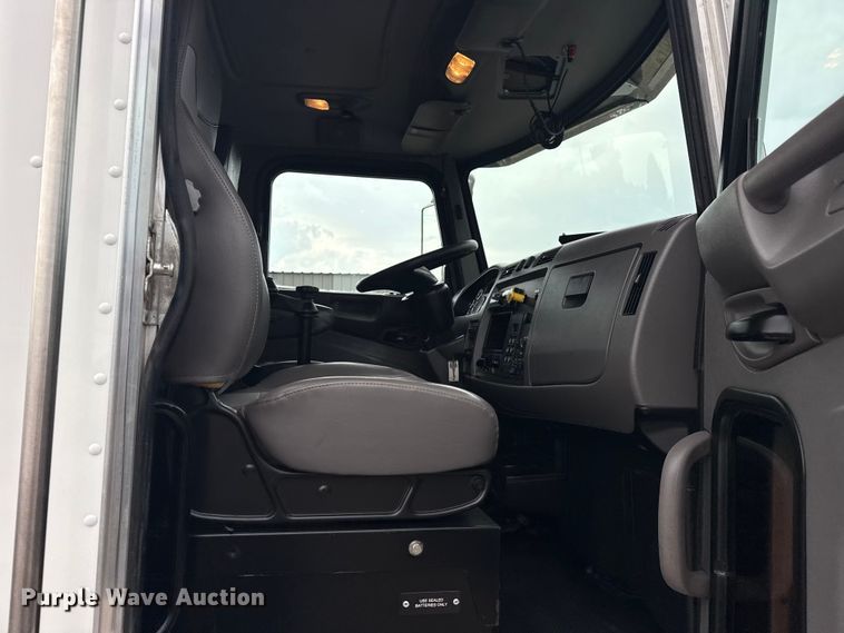 image for item NU9667 2015 Peterbilt 337 truck cab and chassis