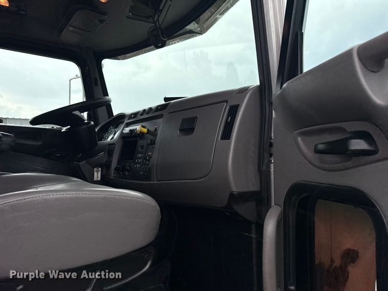 image for item NU9667 2015 Peterbilt 337 truck cab and chassis