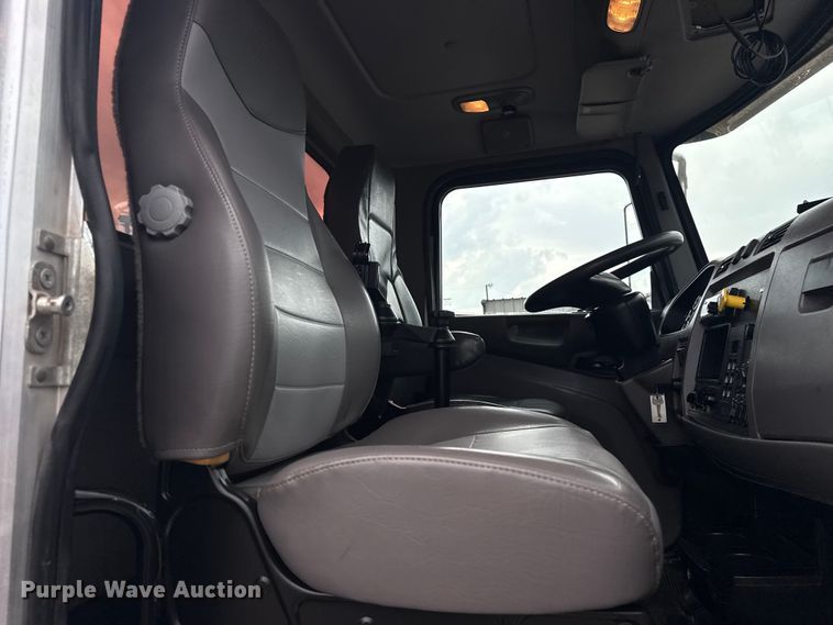 image for item NU9667 2015 Peterbilt 337 truck cab and chassis