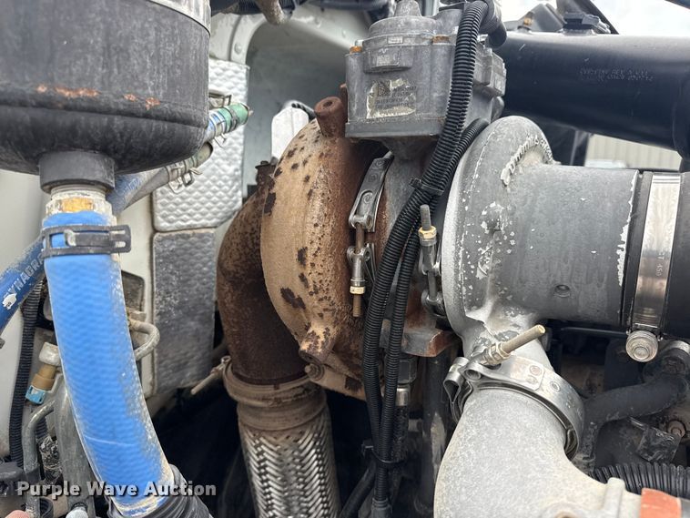 image for item NU9667 2015 Peterbilt 337 truck cab and chassis