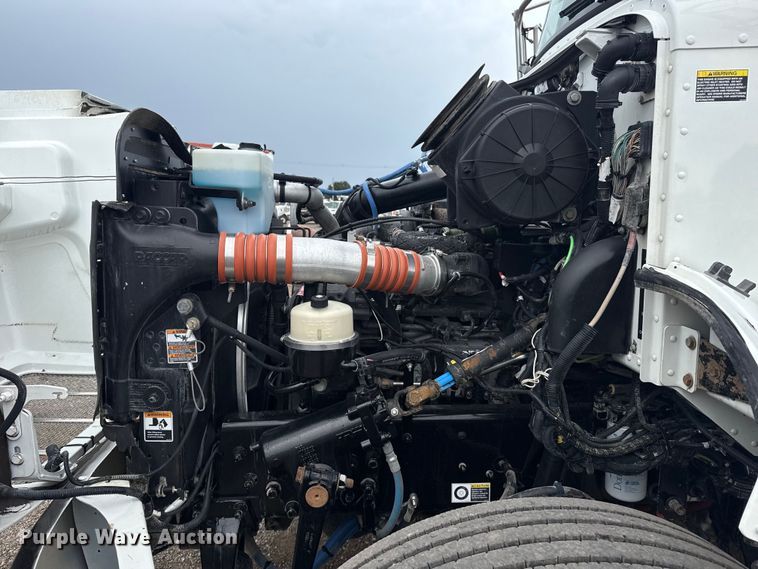 image for item NU9667 2015 Peterbilt 337 truck cab and chassis