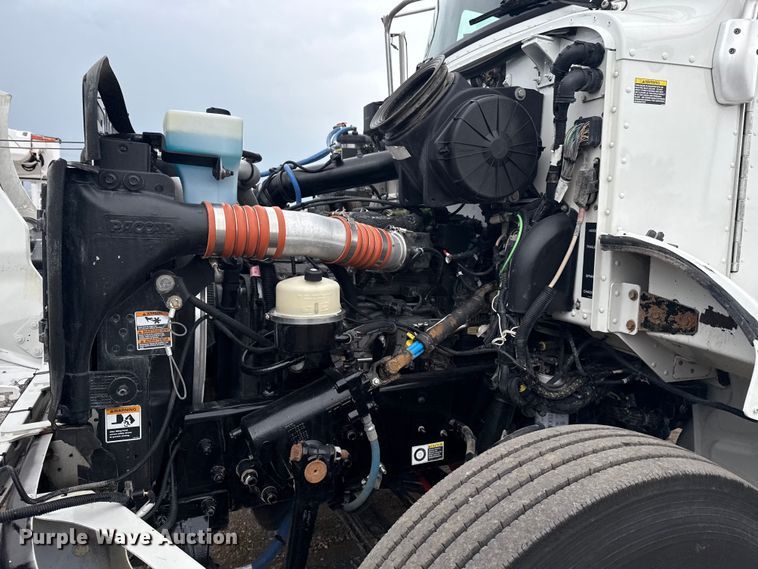 image for item NU9667 2015 Peterbilt 337 truck cab and chassis