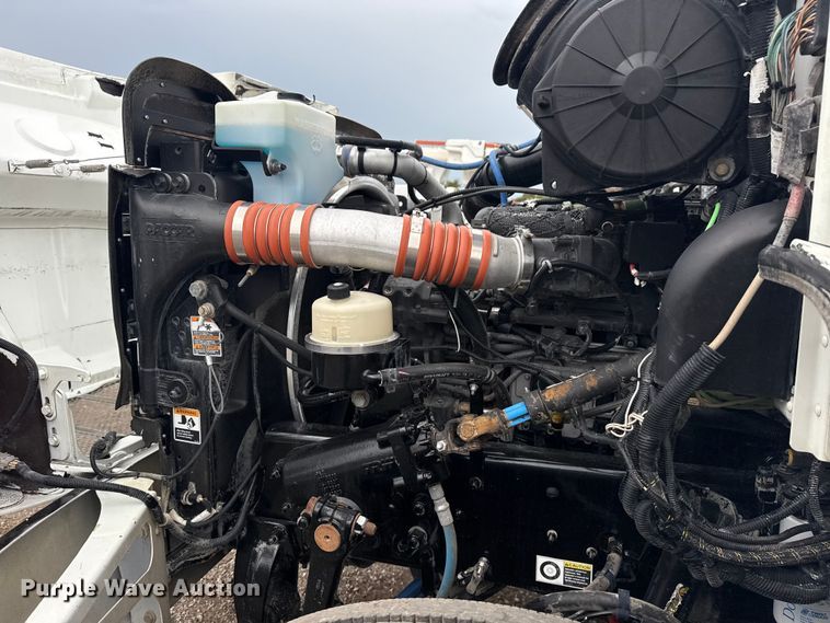 image for item NU9667 2015 Peterbilt 337 truck cab and chassis