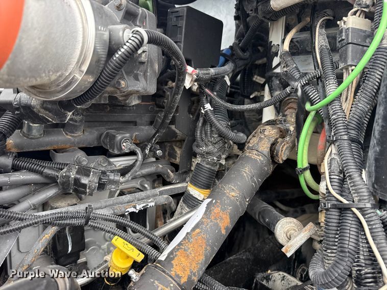 image for item NU9667 2015 Peterbilt 337 truck cab and chassis