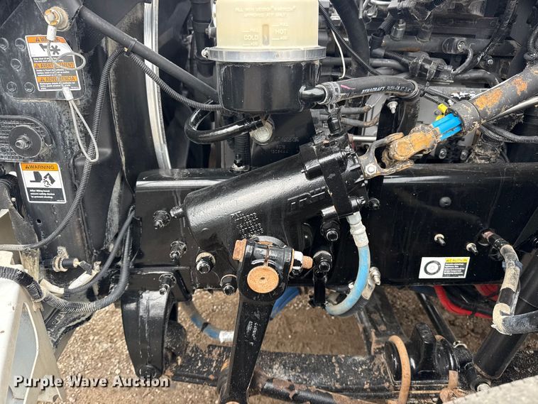 image for item NU9667 2015 Peterbilt 337 truck cab and chassis