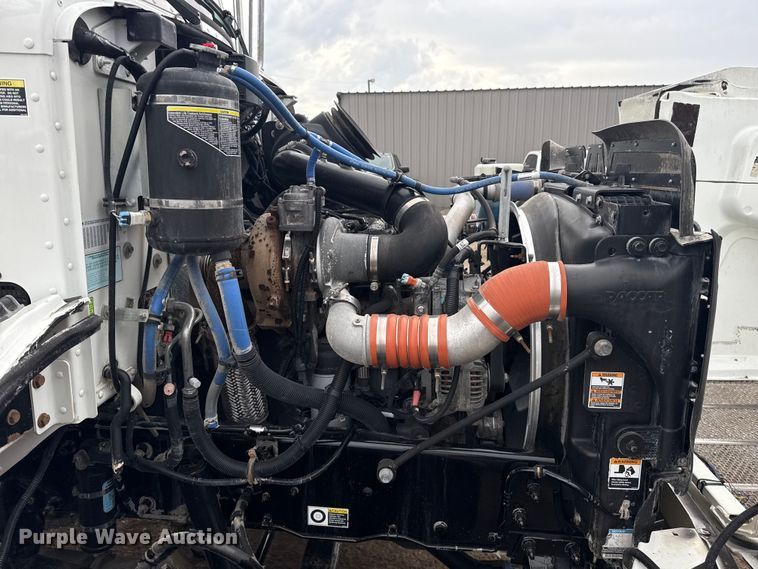 image for item NU9667 2015 Peterbilt 337 truck cab and chassis