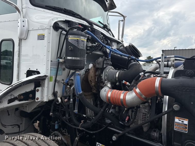 image for item NU9667 2015 Peterbilt 337 truck cab and chassis