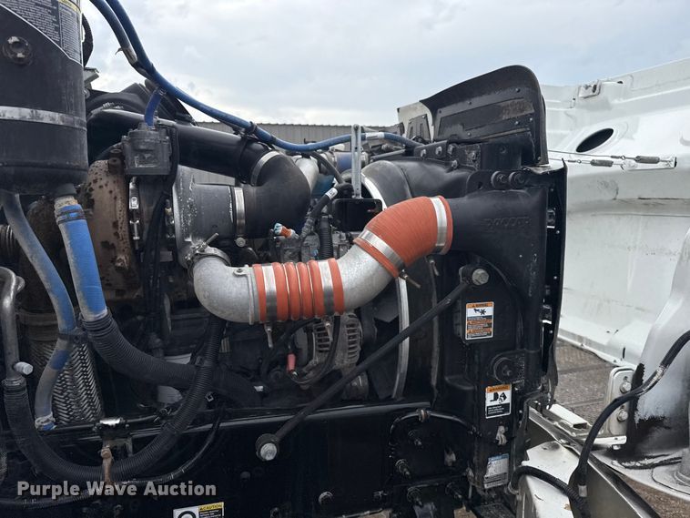 image for item NU9667 2015 Peterbilt 337 truck cab and chassis