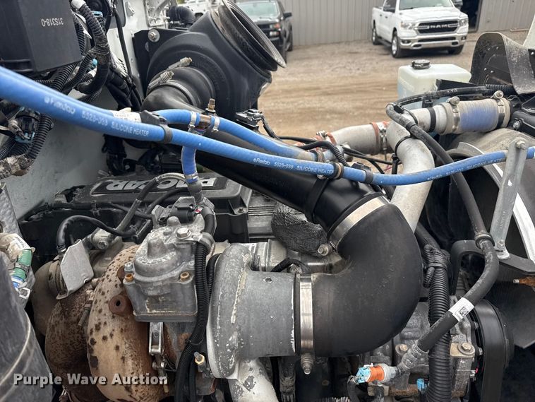 image for item NU9667 2015 Peterbilt 337 truck cab and chassis