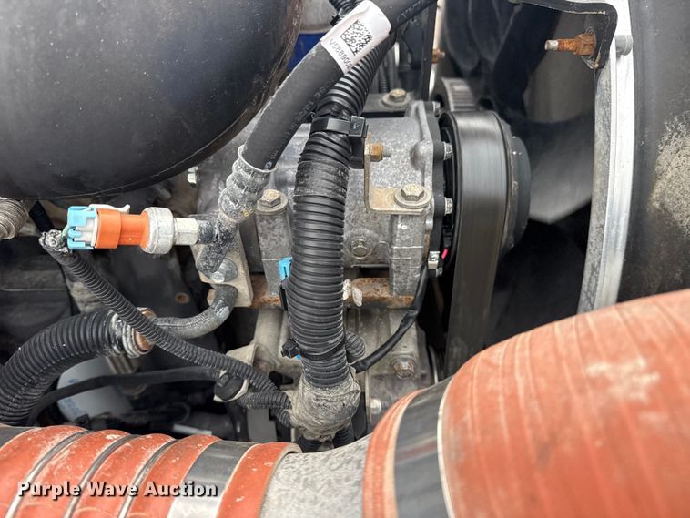 image for item NU9667 2015 Peterbilt 337 truck cab and chassis