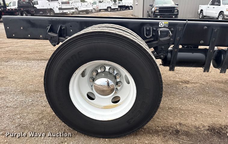 image for item NU9667 2015 Peterbilt 337 truck cab and chassis