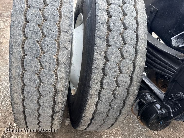 image for item NU9667 2015 Peterbilt 337 truck cab and chassis