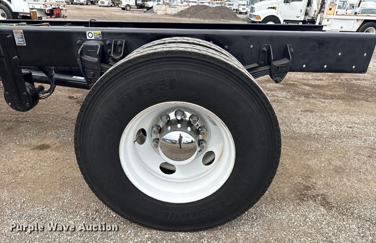 image for item NU9667 2015 Peterbilt 337 truck cab and chassis