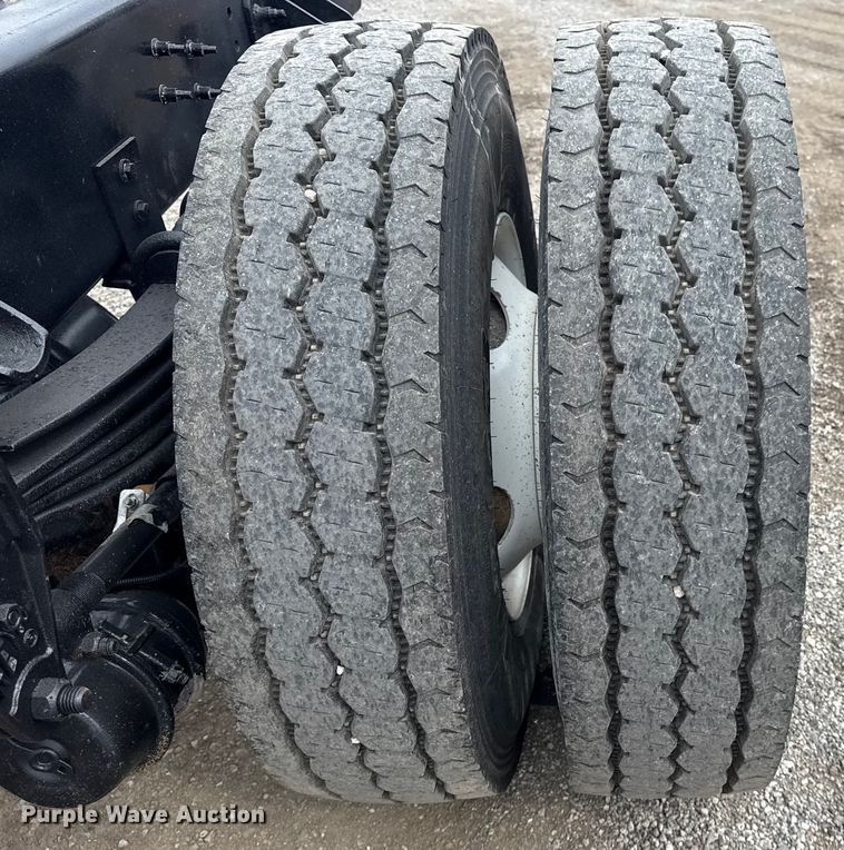 image for item NU9667 2015 Peterbilt 337 truck cab and chassis