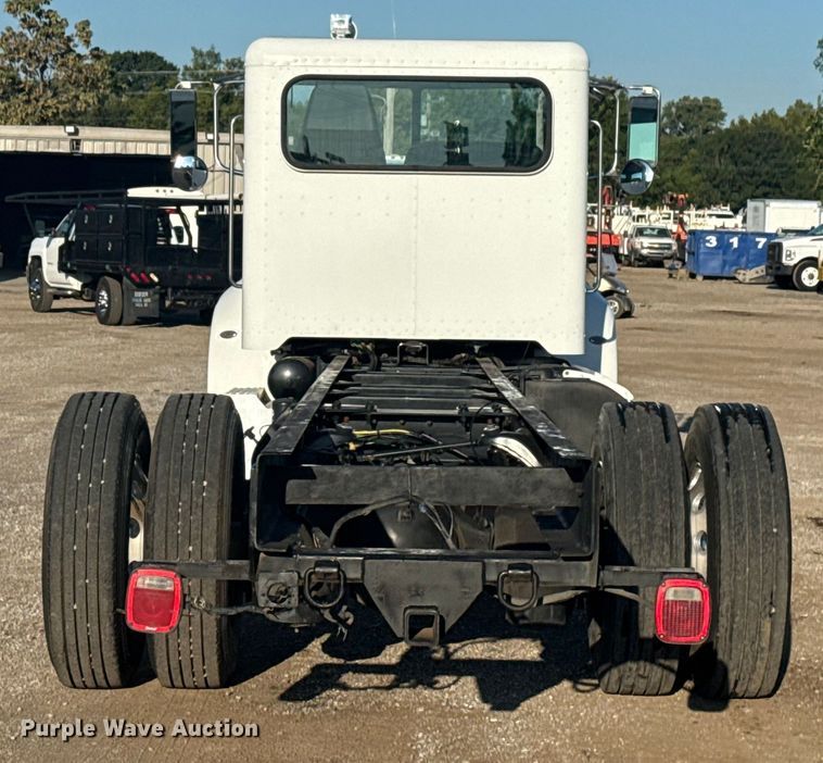 image for item NU9670 2011 Peterbilt 337 truck cab and chassis