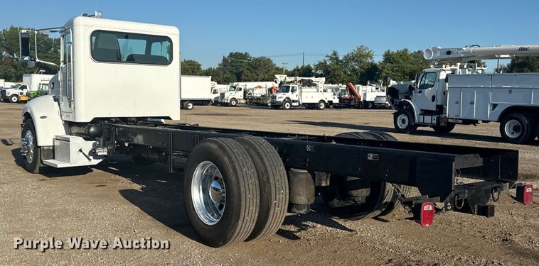 image for item NU9670 2011 Peterbilt 337 truck cab and chassis