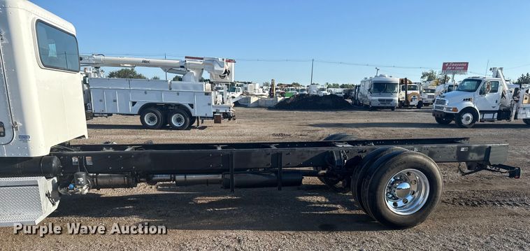image for item NU9670 2011 Peterbilt 337 truck cab and chassis