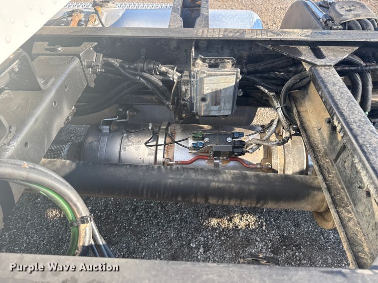 image for item NU9670 2011 Peterbilt 337 truck cab and chassis