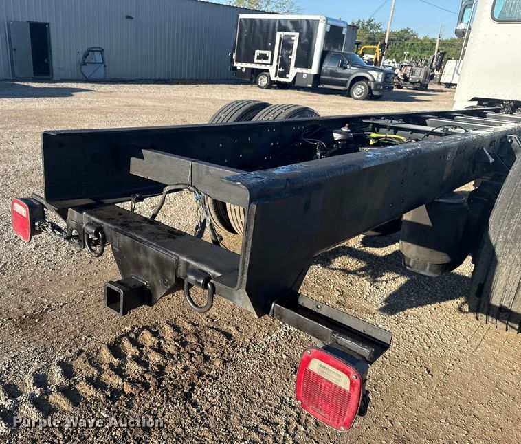 image for item NU9670 2011 Peterbilt 337 truck cab and chassis