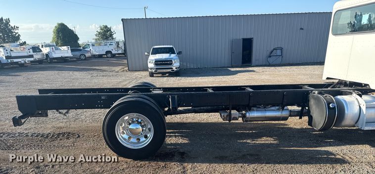 image for item NU9670 2011 Peterbilt 337 truck cab and chassis