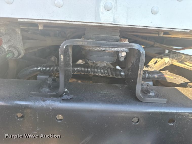 image for item NU9670 2011 Peterbilt 337 truck cab and chassis