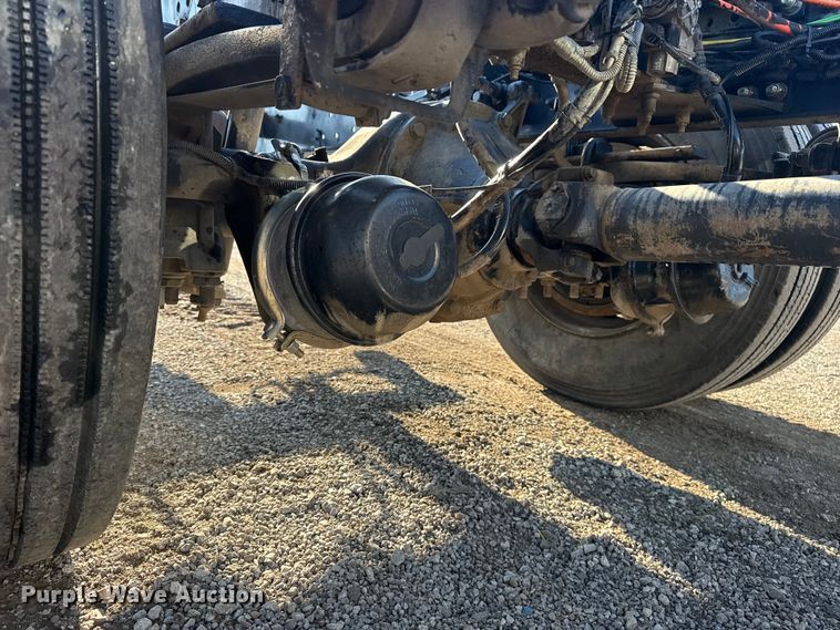 image for item NU9670 2011 Peterbilt 337 truck cab and chassis