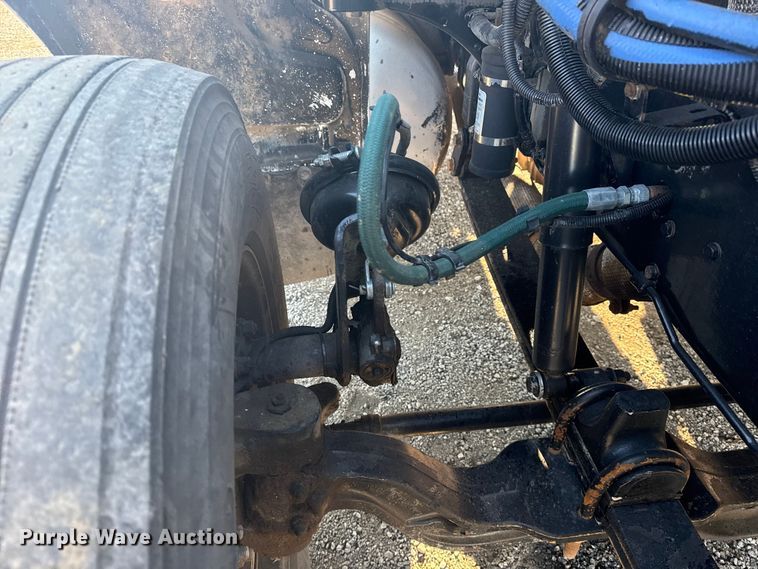 image for item NU9670 2011 Peterbilt 337 truck cab and chassis