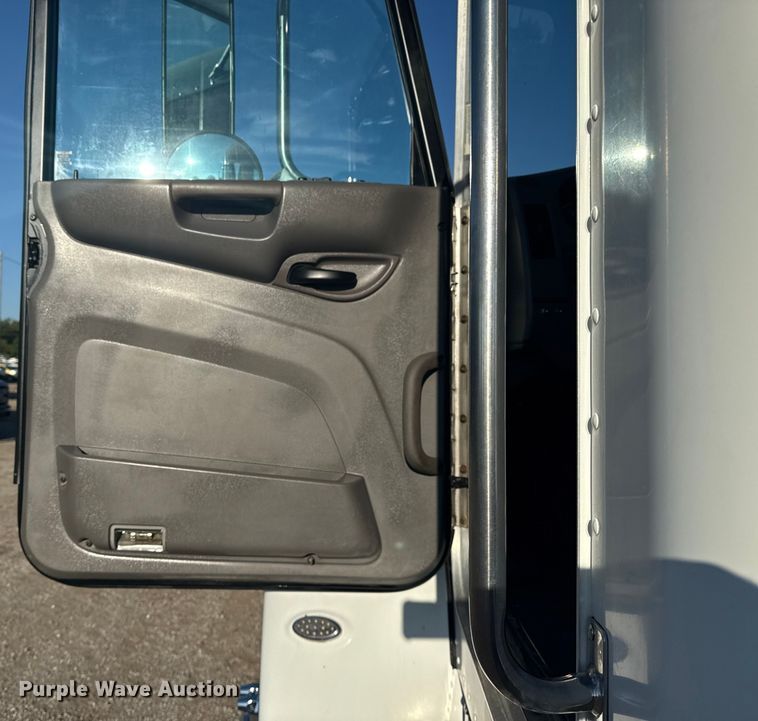 image for item NU9670 2011 Peterbilt 337 truck cab and chassis