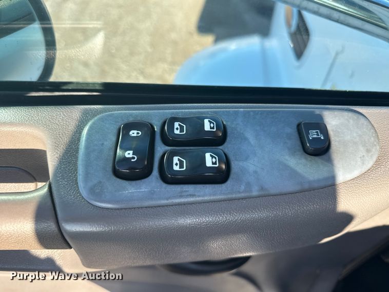 image for item NU9670 2011 Peterbilt 337 truck cab and chassis