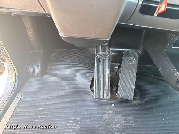 image for item NU9670 2011 Peterbilt 337 truck cab and chassis