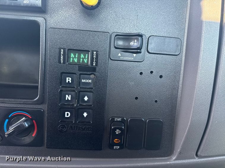 image for item NU9670 2011 Peterbilt 337 truck cab and chassis