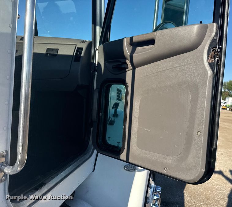 image for item NU9670 2011 Peterbilt 337 truck cab and chassis