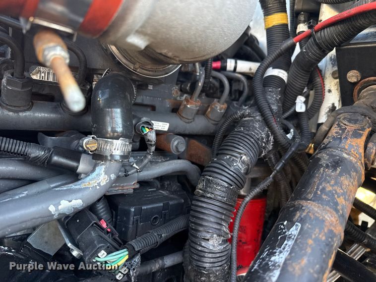 image for item NU9670 2011 Peterbilt 337 truck cab and chassis