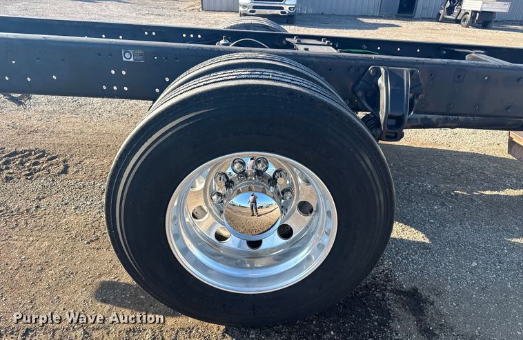 image for item NU9670 2011 Peterbilt 337 truck cab and chassis