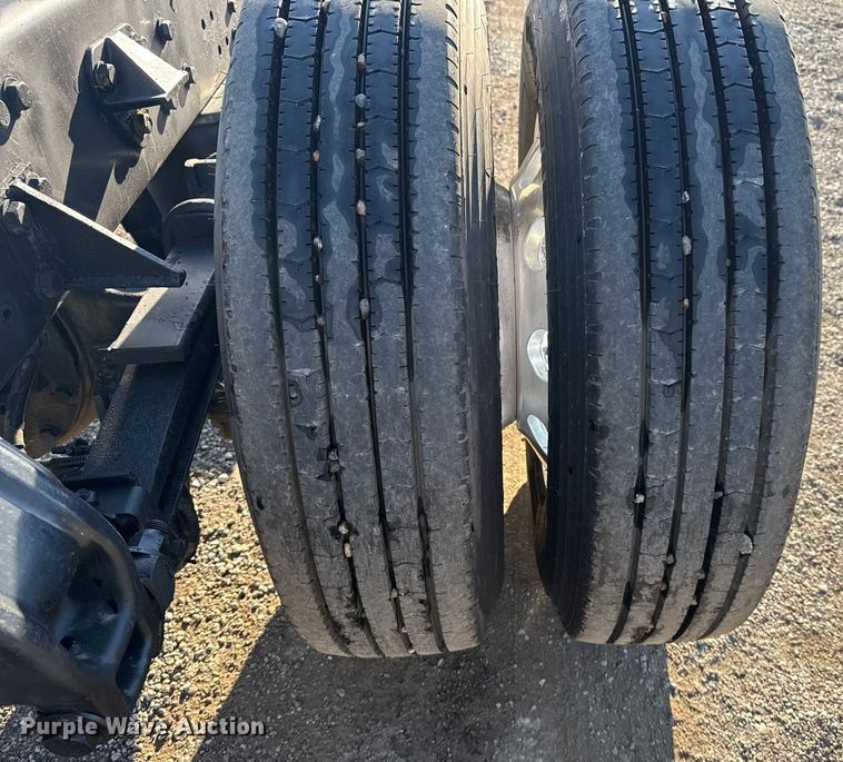 image for item NU9670 2011 Peterbilt 337 truck cab and chassis