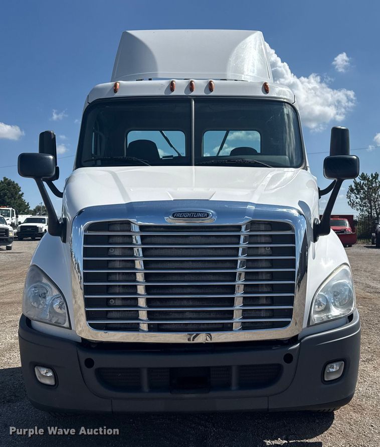 image for item NU9679 2015 Freightliner Cascadia 113 semi truck