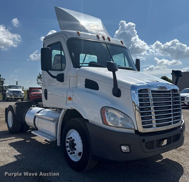 image for item NU9679 2015 Freightliner Cascadia 113 semi truck