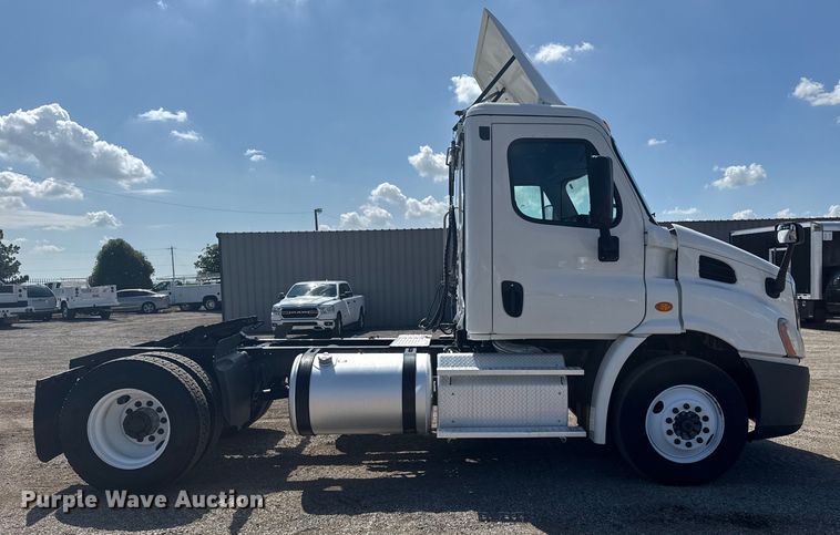 image for item NU9679 2015 Freightliner Cascadia 113 semi truck