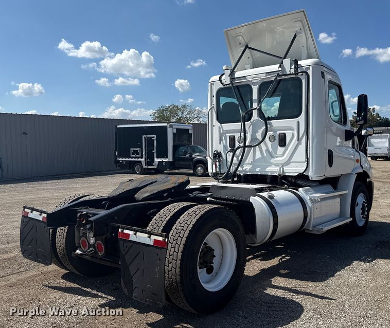 image for item NU9679 2015 Freightliner Cascadia 113 semi truck